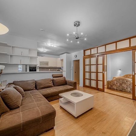 Huge Apartment Next To Train Station Close To The City Center Bratislava Esterno foto