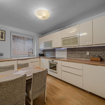 Huge Apartment Next To Train Station Close To The City Center Bratislava Esterno foto