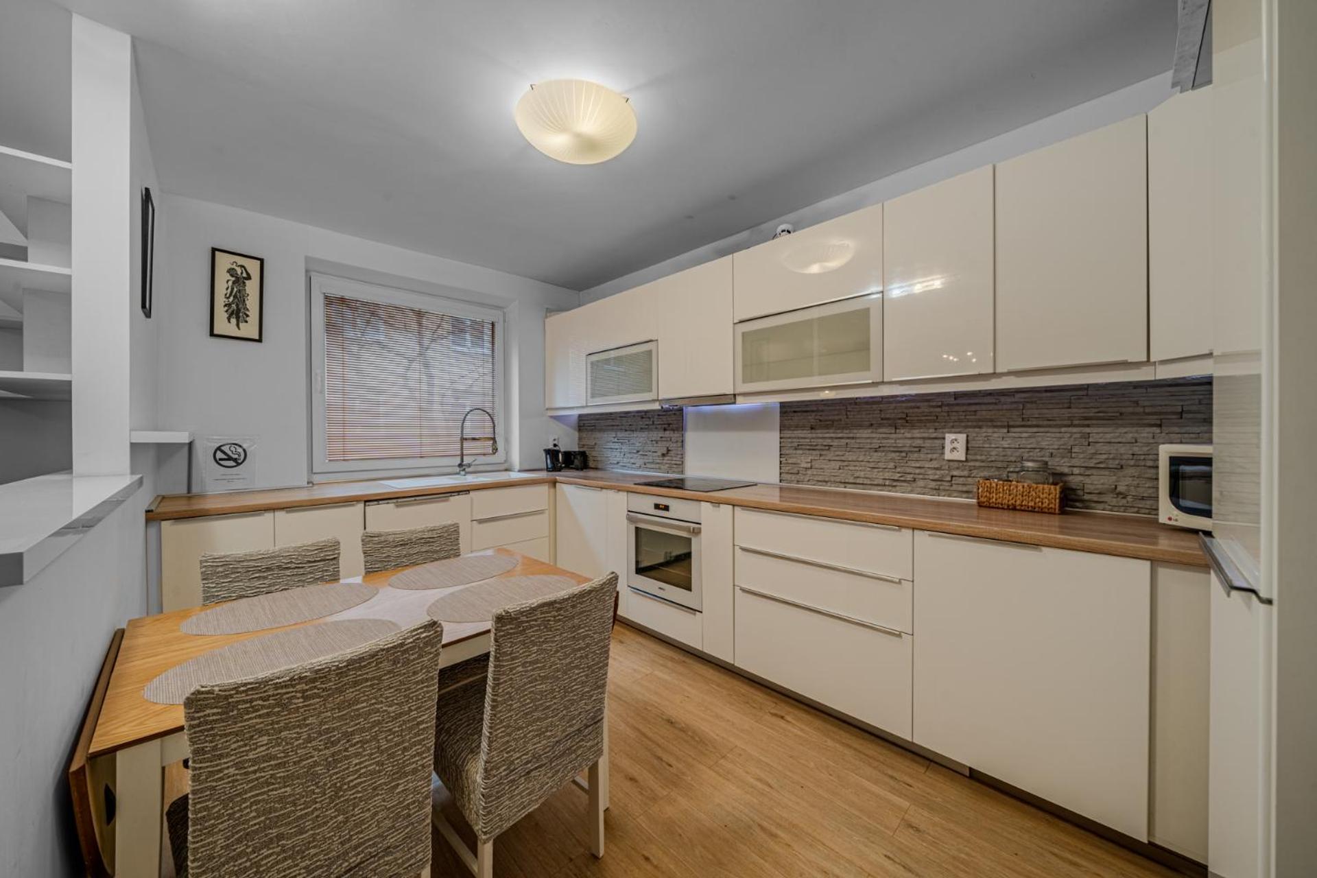 Huge Apartment Next To Train Station Close To The City Center Bratislava Esterno foto